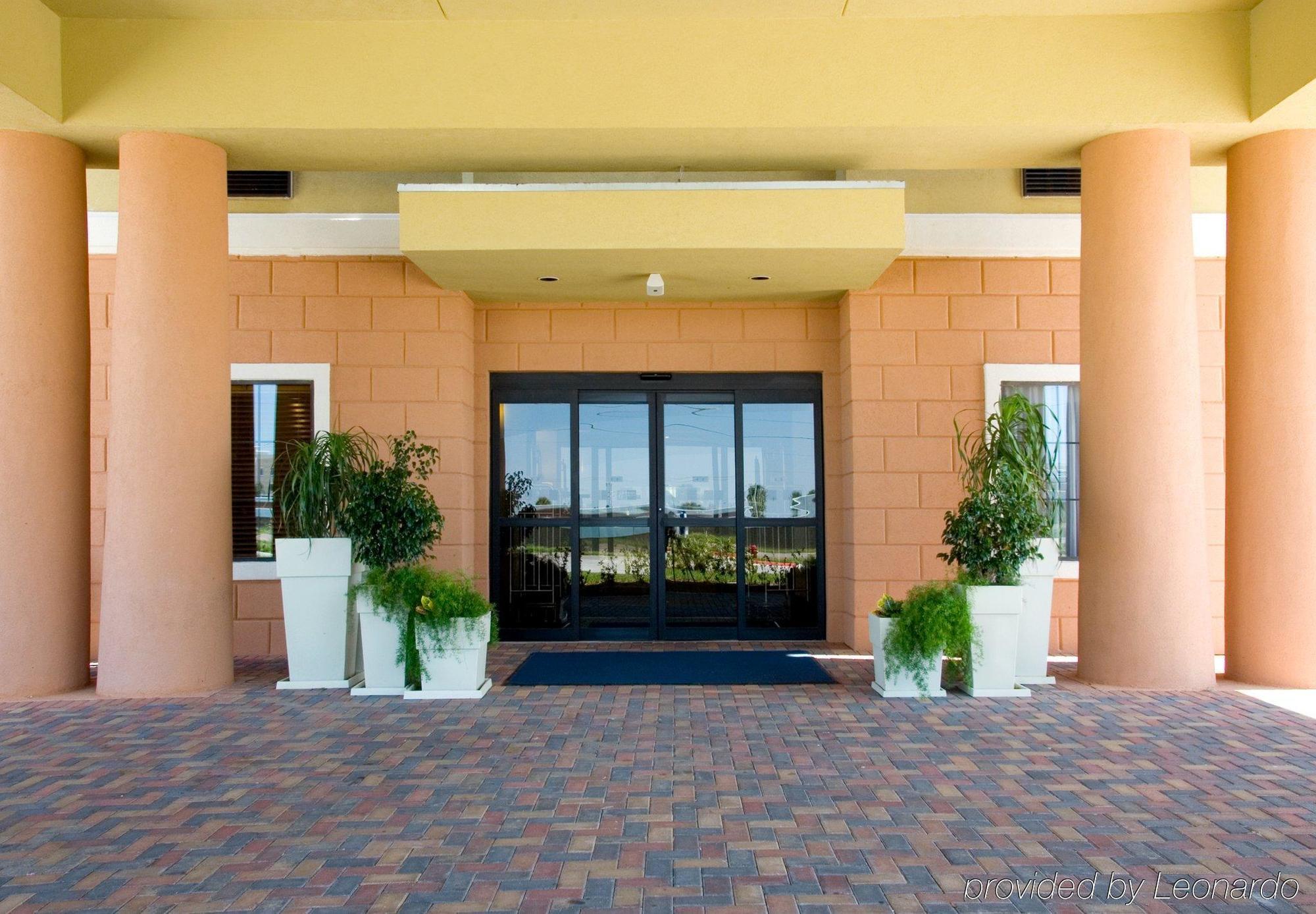 Holiday Inn Express Hotel And Suites Kingsville By Ihg Экстерьер фото